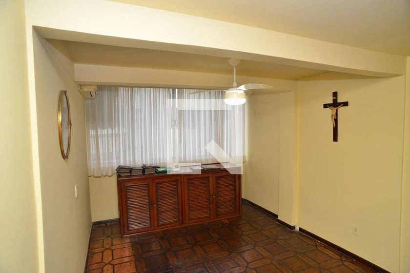 4-bedroom apartment with wood or laminate floors — photo 18