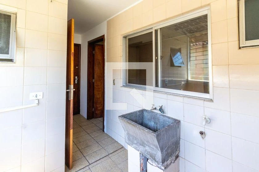 Walk-in closet in a 2-bedroom apartment, 75 m² — photo 25