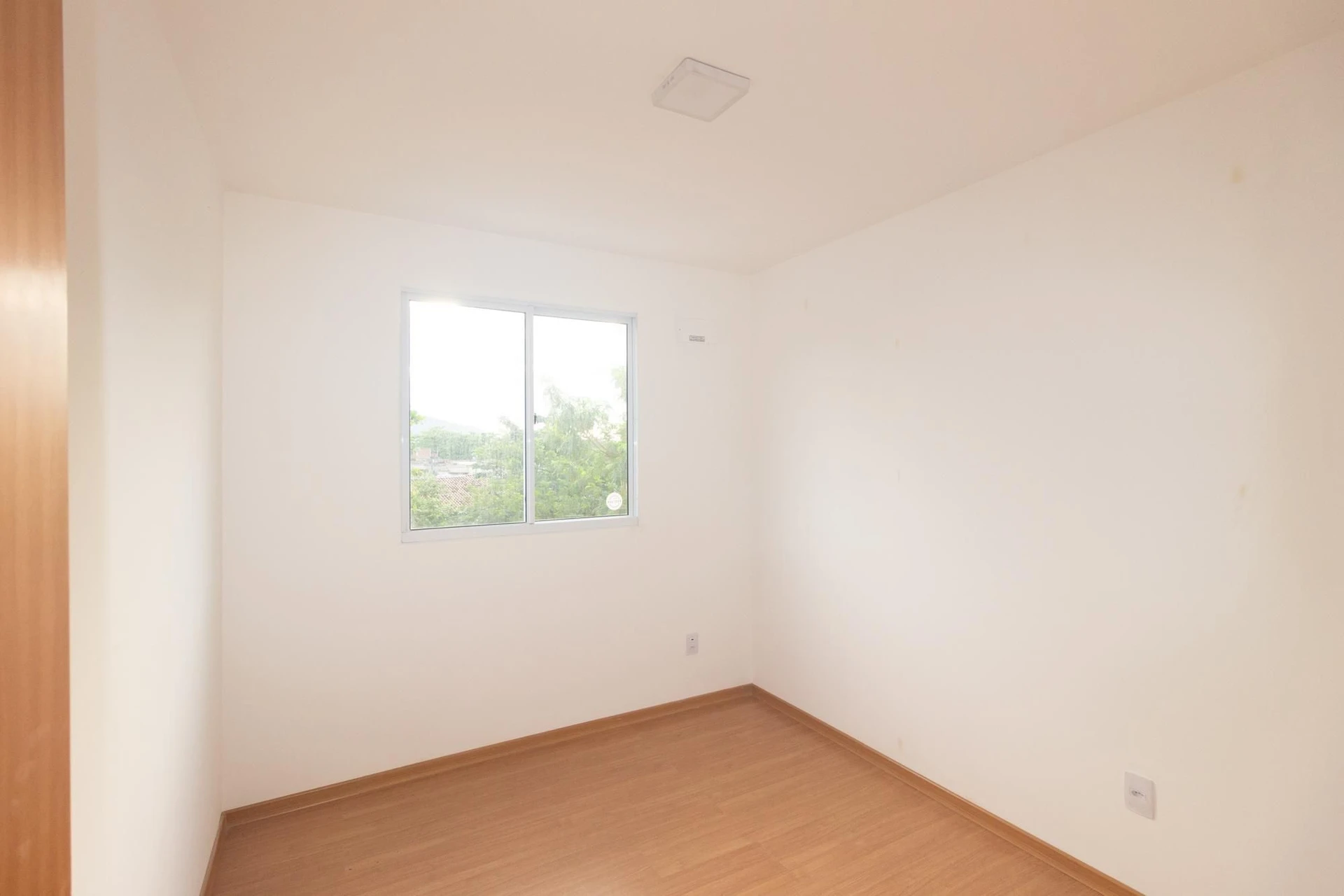 Unfurnished apartment with 2 bedrooms and laundry area — photo 8