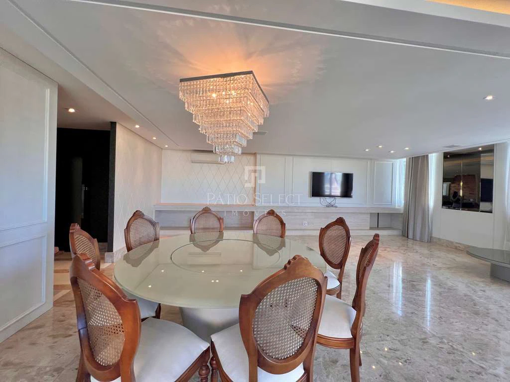 180 m² apartment with 3 suites and a private garden