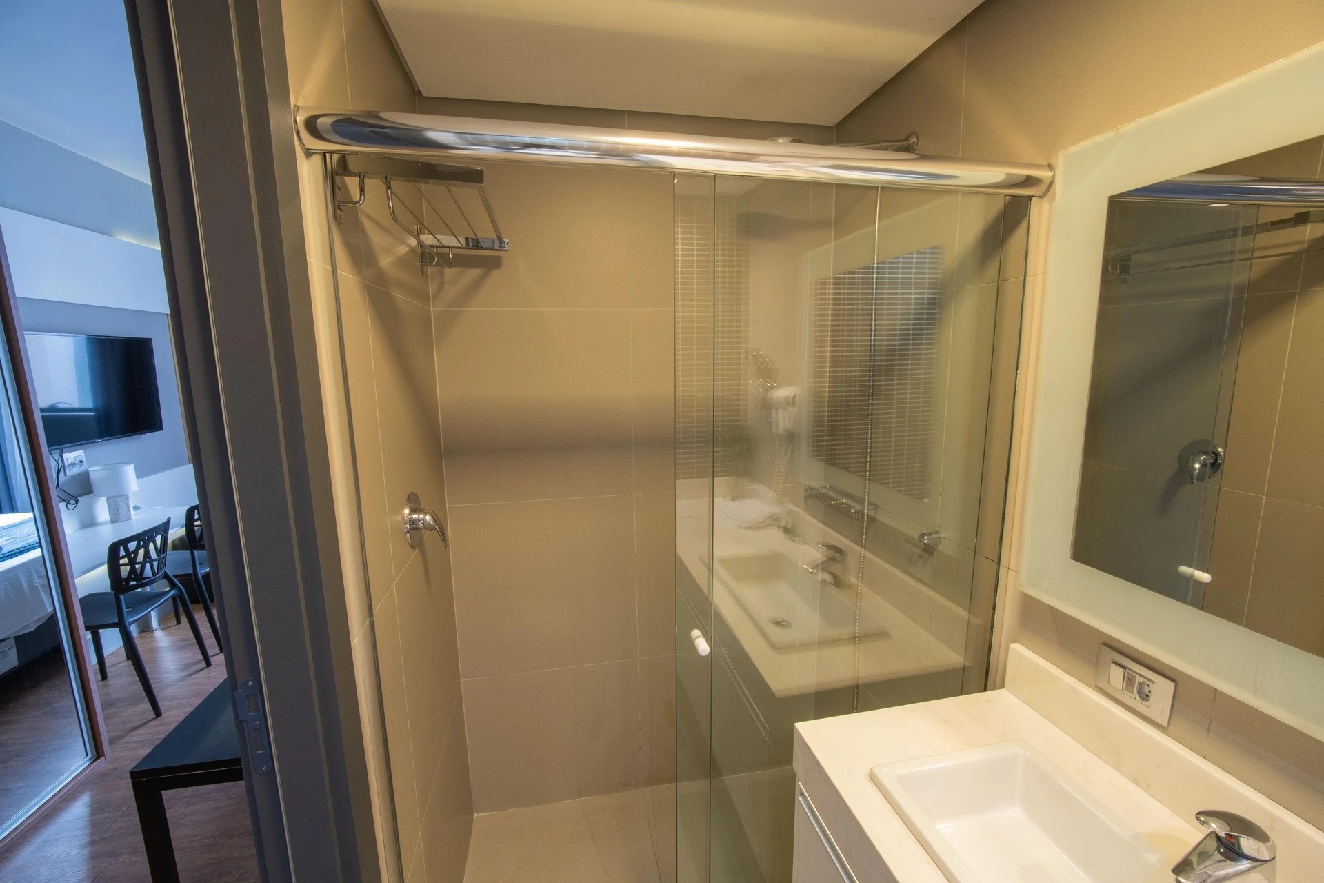 Furnished studio with 1 bedroom and 1 bathroom — photo 30