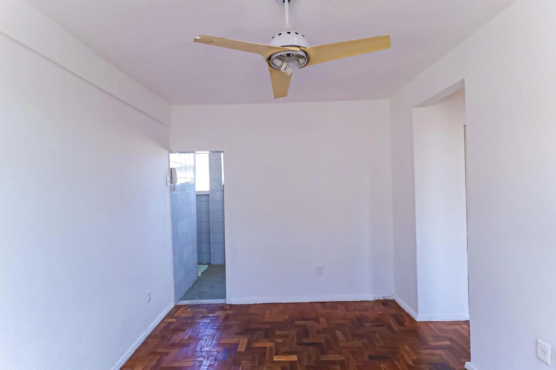 Wood or laminate floors in a 2-bedroom apartment, 62 m² — photo 33