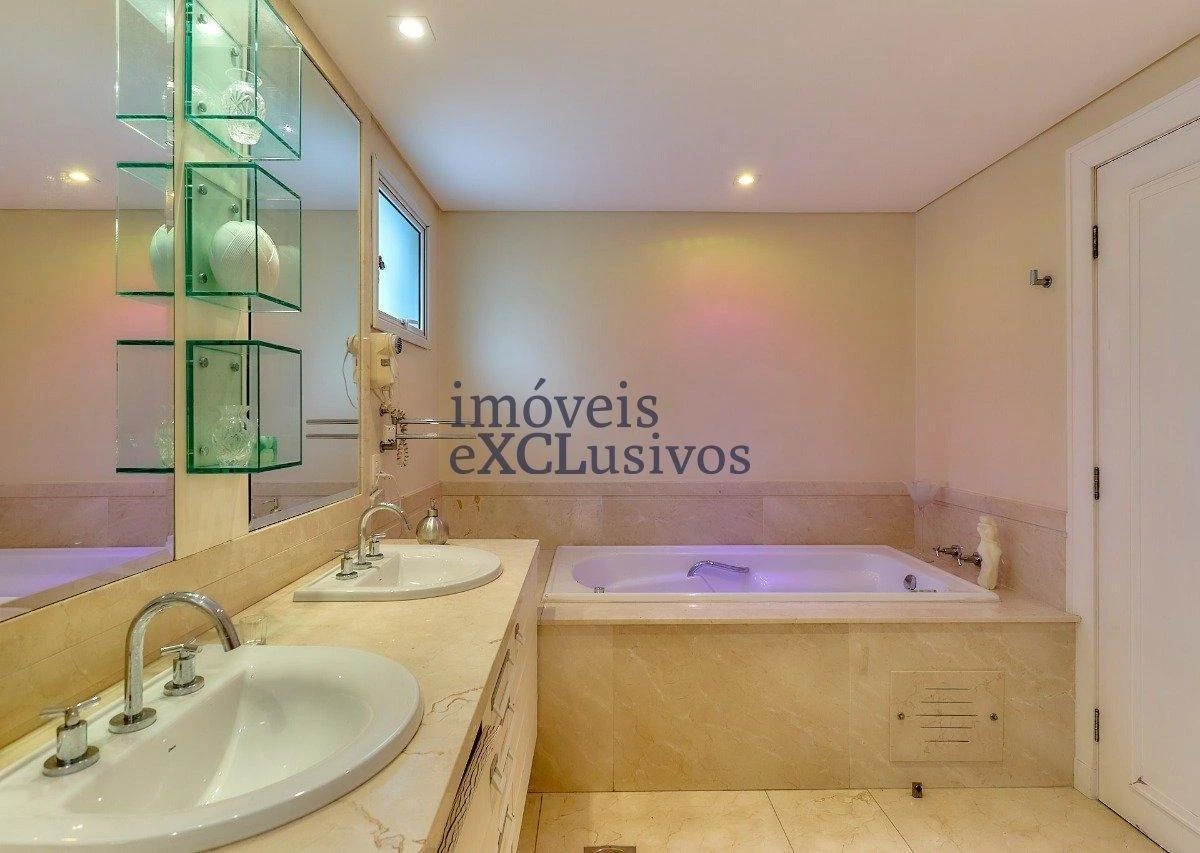 Furnished 240 m² apartment with 3 en-suites — photo 17