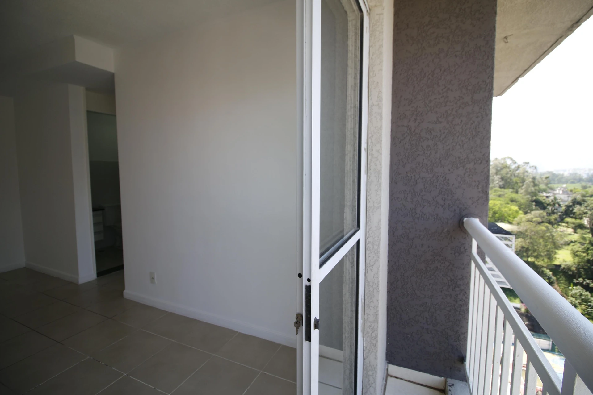 2-bedroom apartment in a building with a gym — photo 11