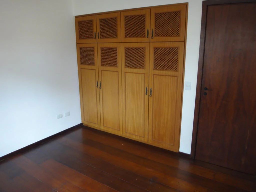 2-bedroom apartment with wood or laminate floors in Curitiba — photo 9