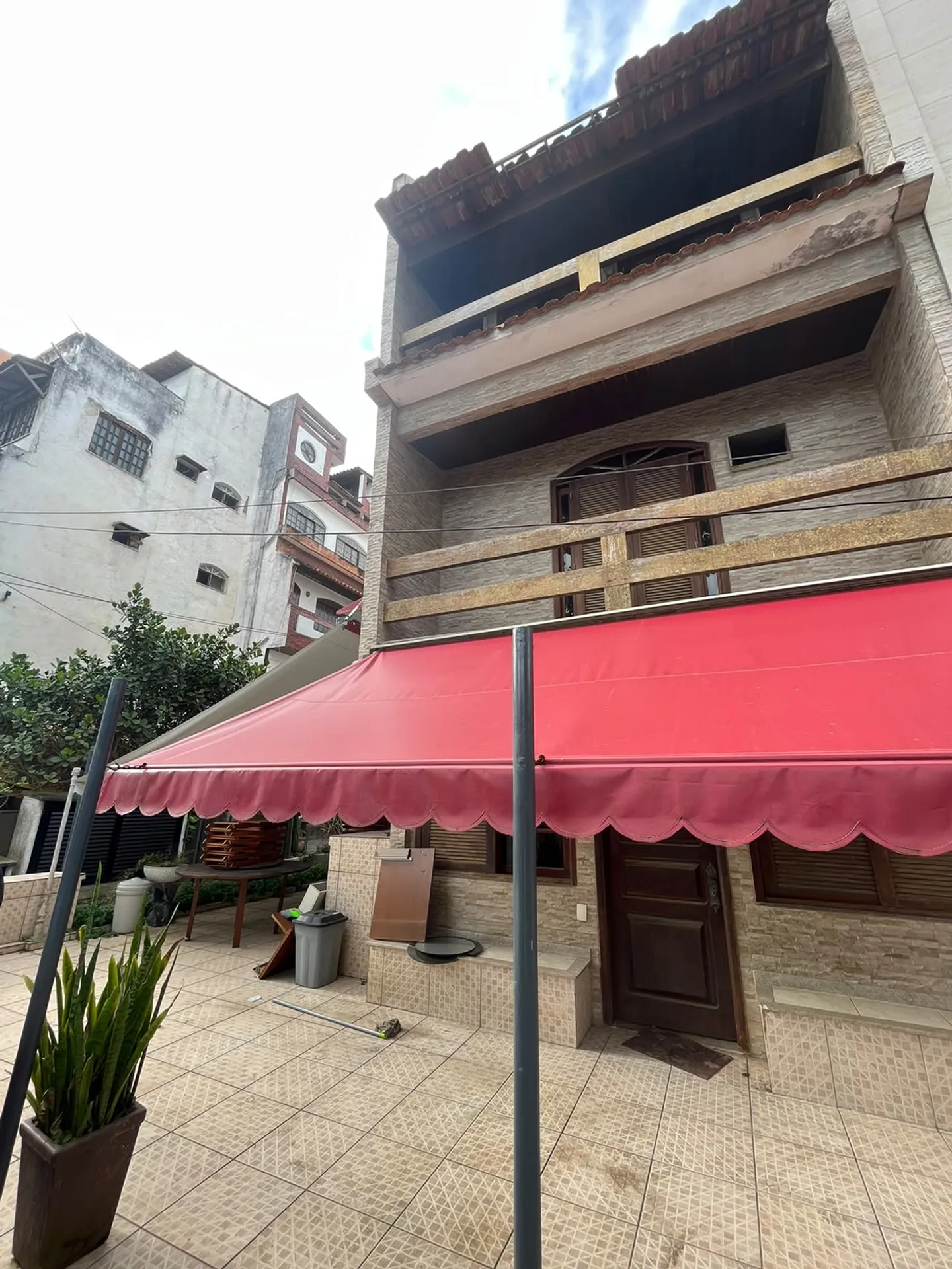 Balcony with a grill in a 3-bedroom house, 200 m² — photo 12