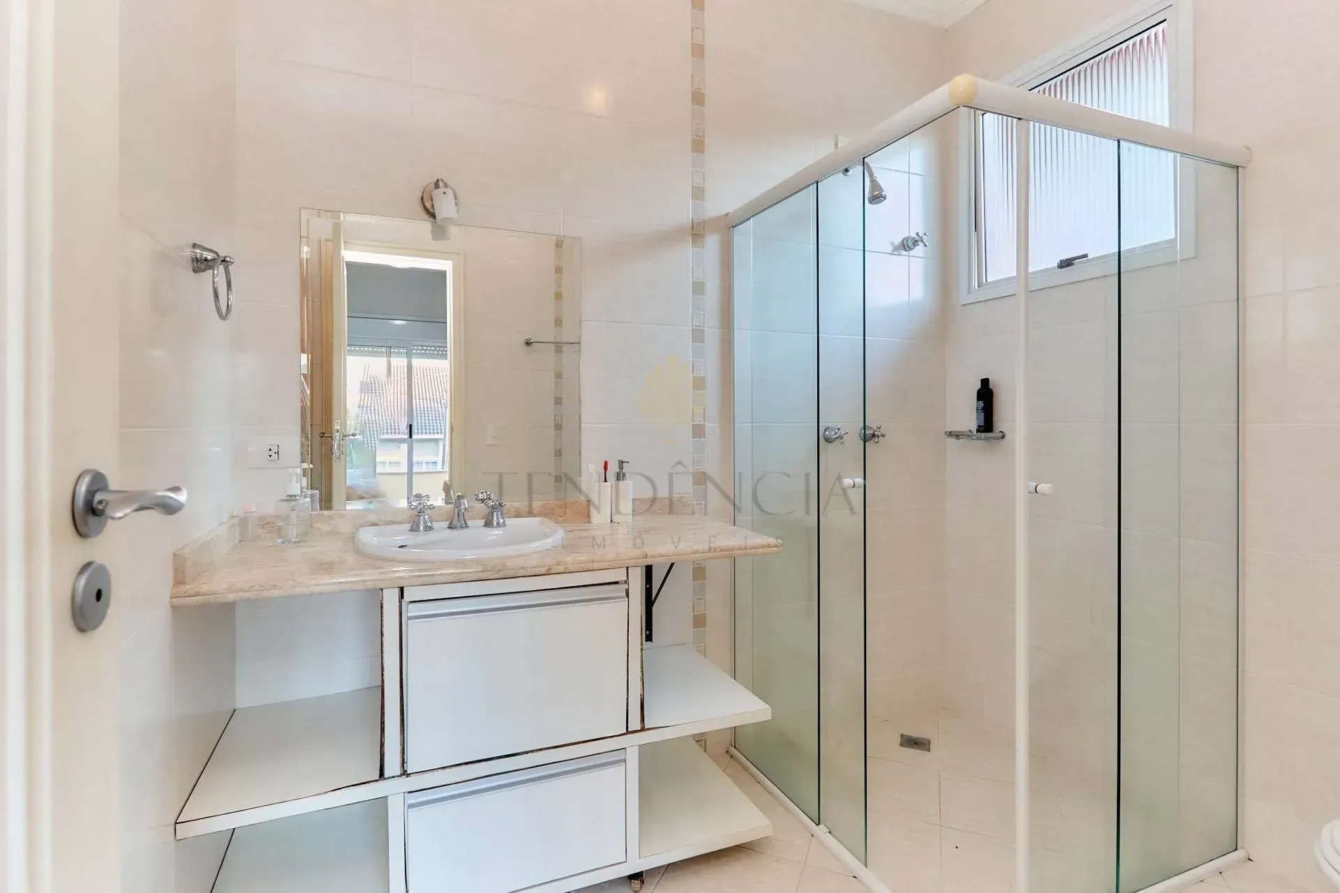 Furnished house with 4 en-suite bedrooms and gas kitchen — photo 23