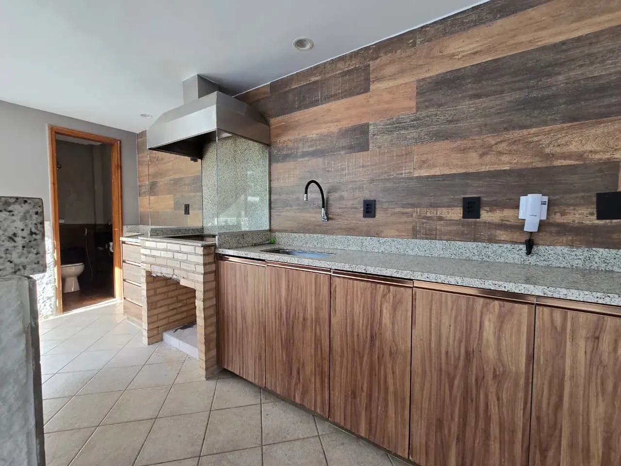 Будинок на 450 м² з 4 спальнями та кухнею з газом — photo 46