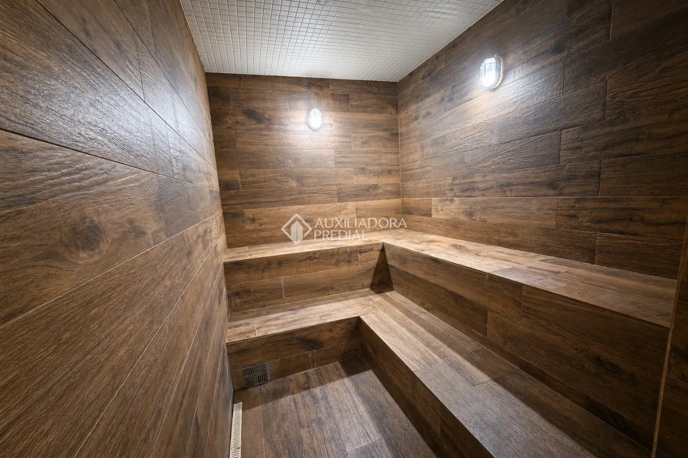 Balcony with a grill in a 2-bedroom apartment, 172 m² — photo 30