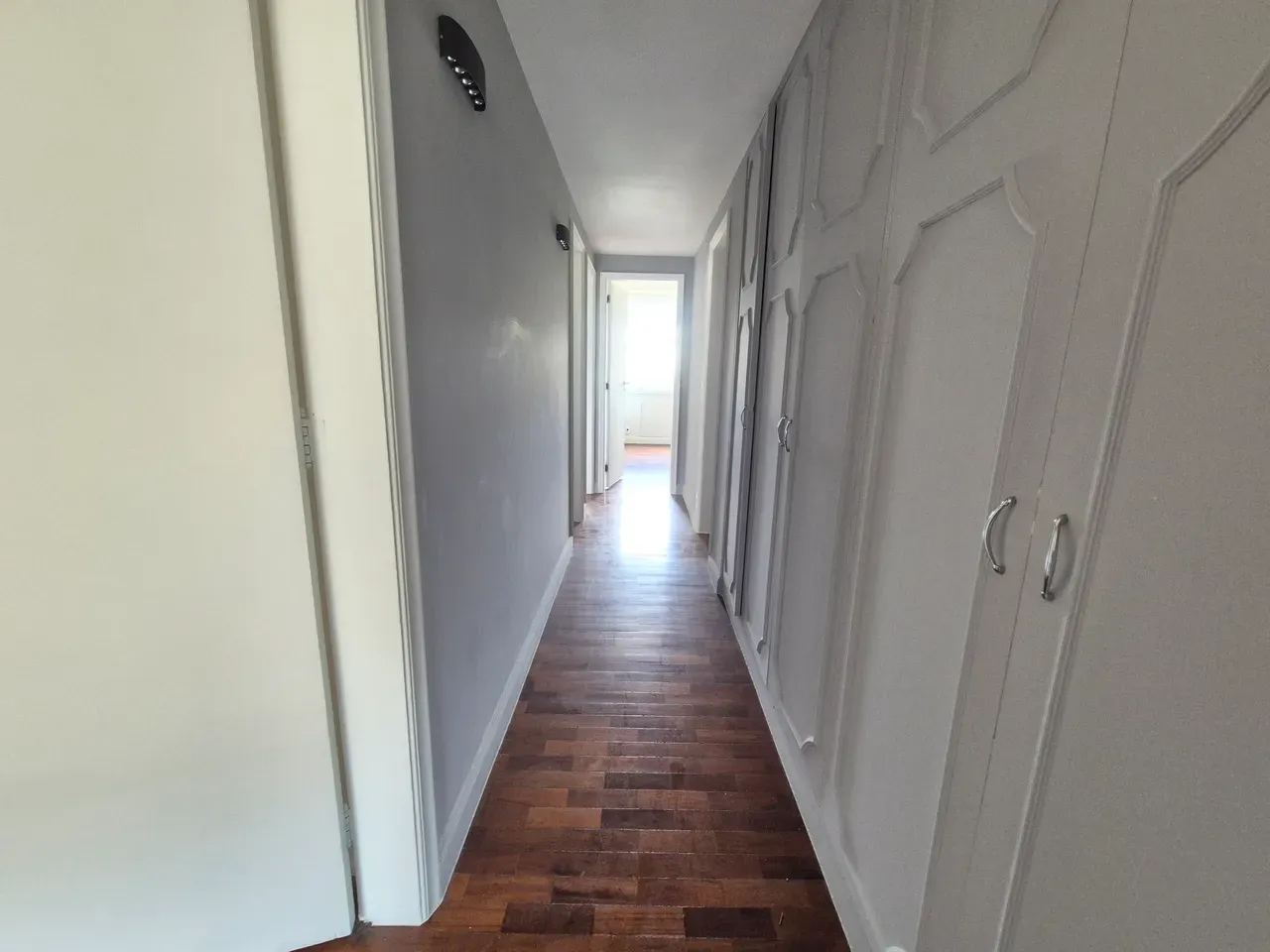Unfurnished 4-bedroom apartment with a private garden — photo 28
