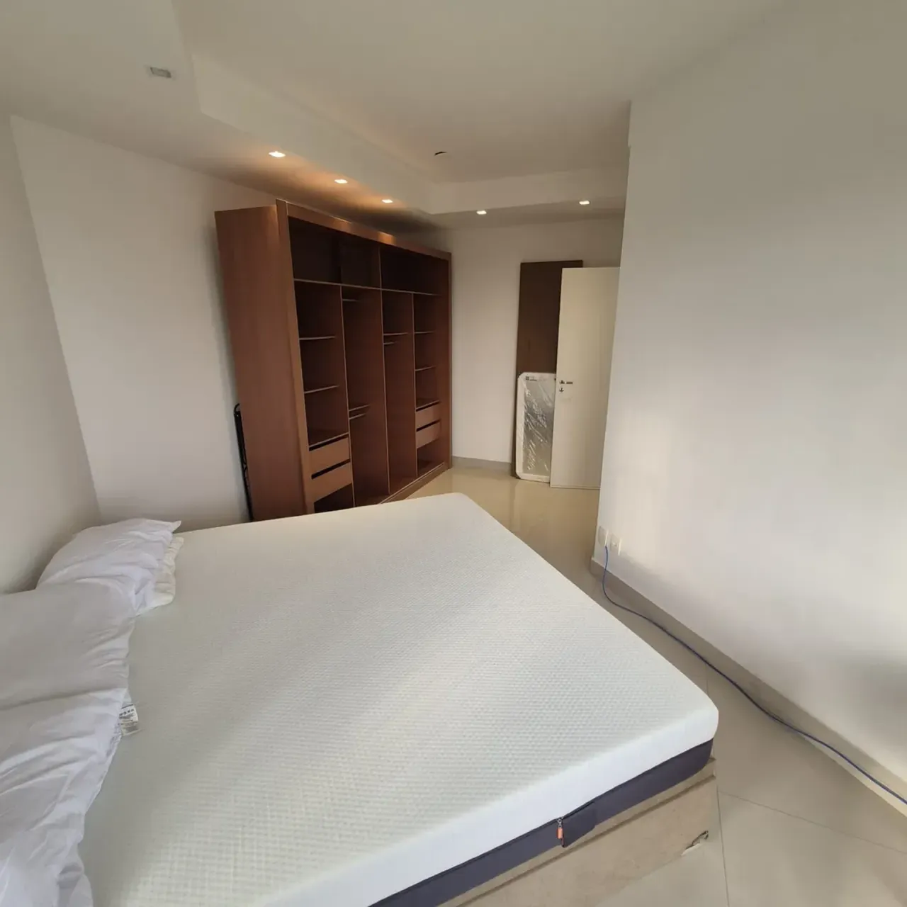Furnished 1-bedroom apartment with open-plan kitchen — photo 19
