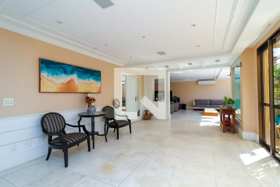6-bedroom apartment in a building with a pool