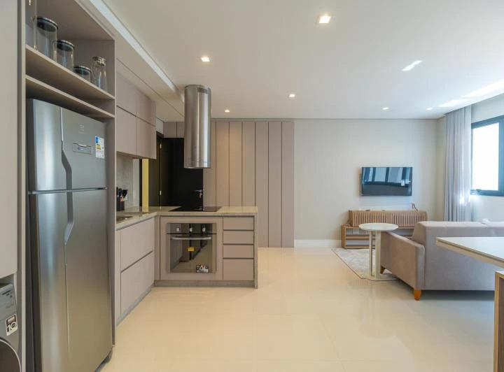Furnished 1-bedroom apartment with an open-plan kitchen — photo 4