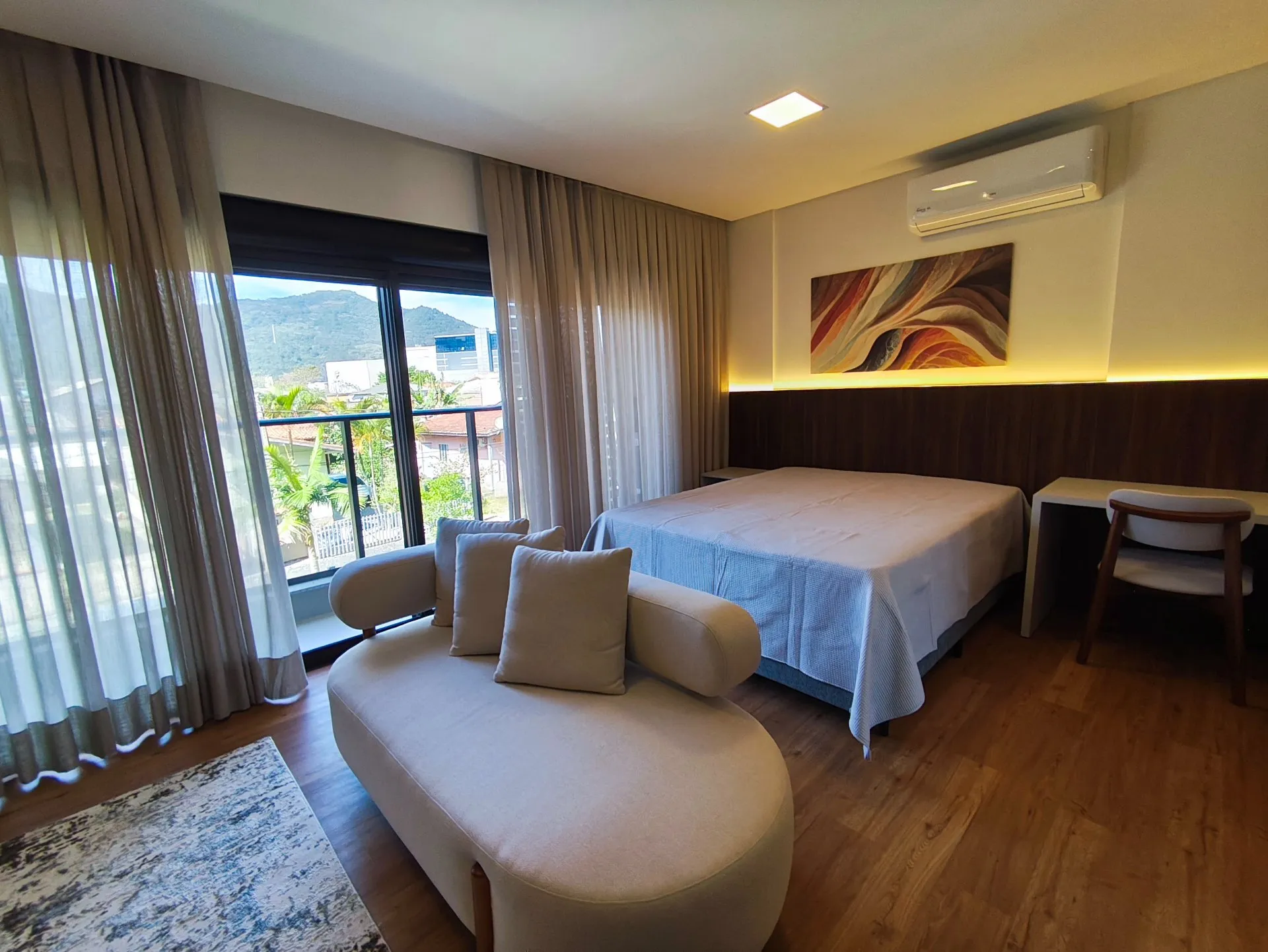 One-bedroom apartment in a building with a heated pool — photo 3