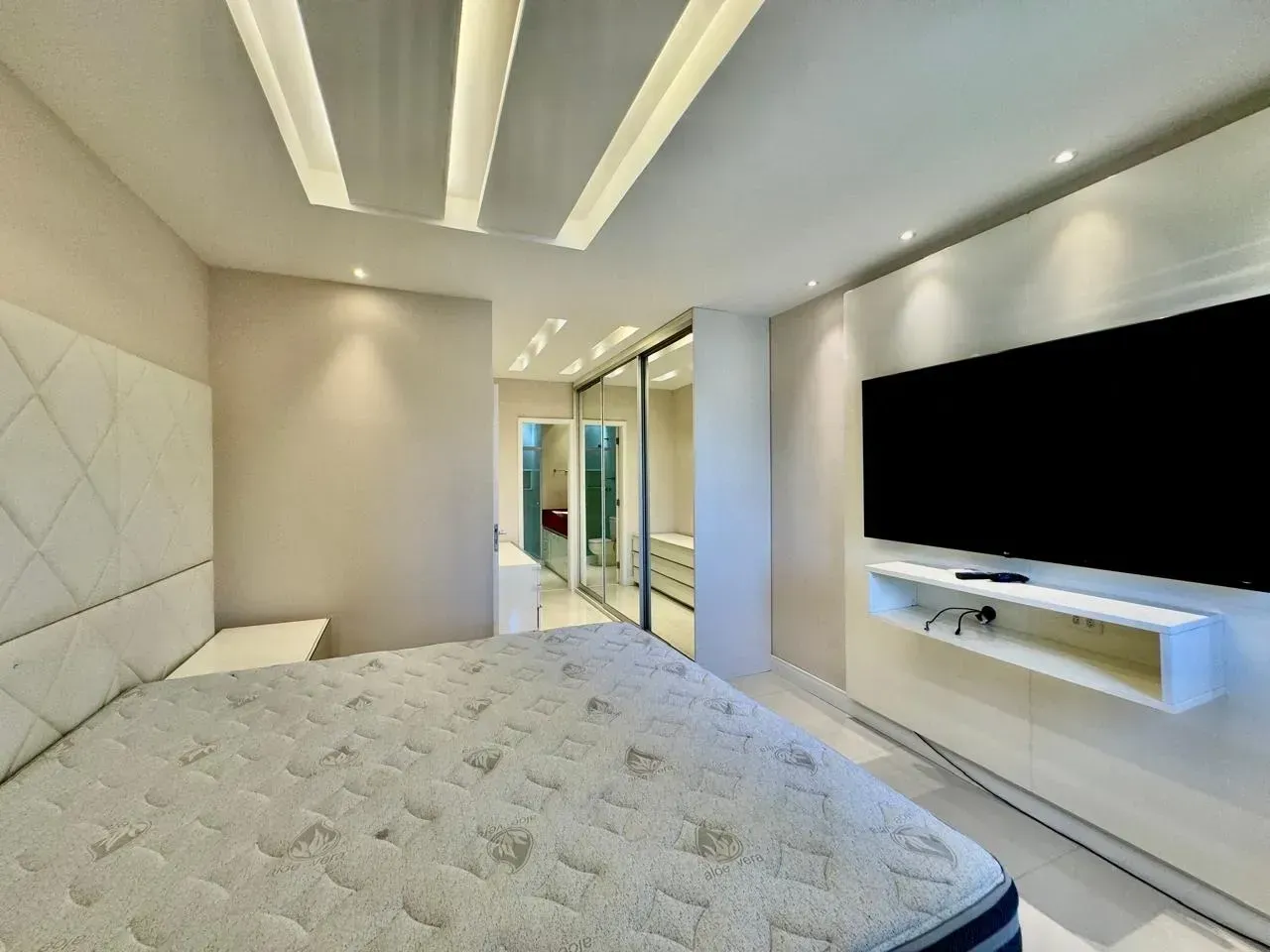 4-bedroom apartment in a building with a heated pool — photo 25