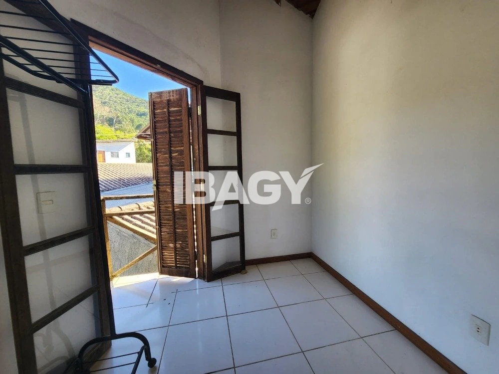 House with 3 bedrooms and a private BBQ area — photo 13