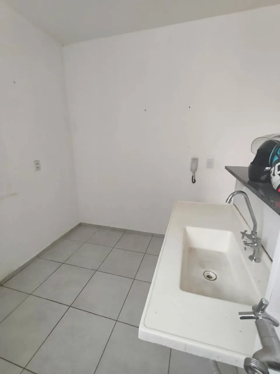 2-bedroom apartment with 2 parking spaces and 1 bath — photo 2