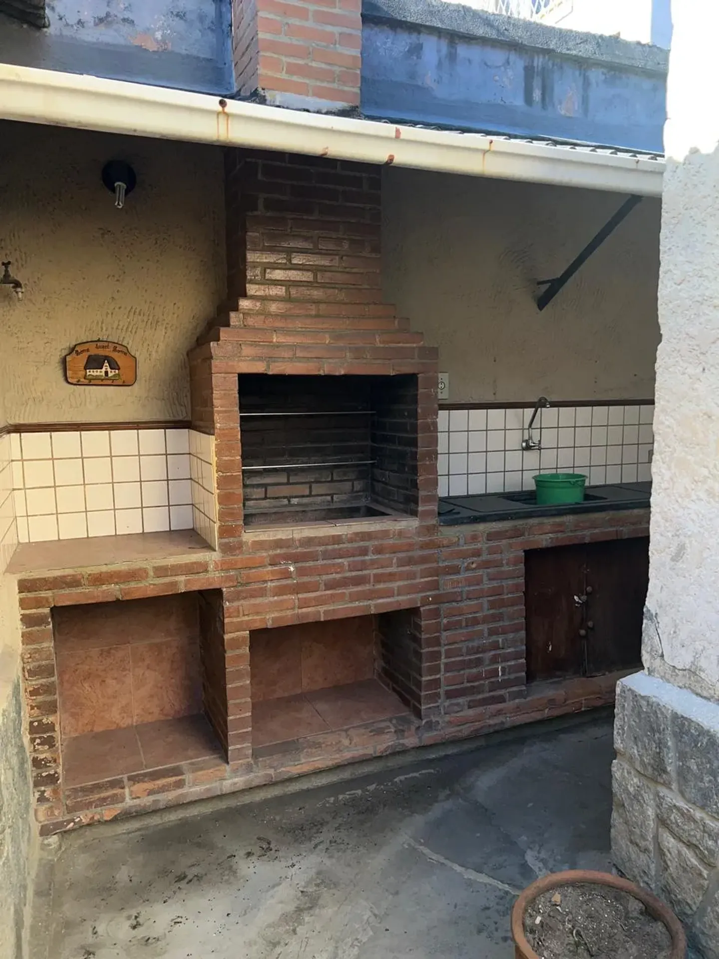 Casa com 4 quartos e cozinha fechada com armários — photo 30