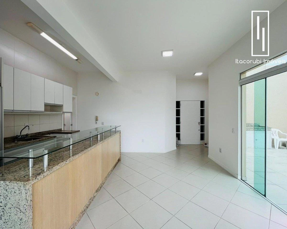 Balcony with a grill in a 2-bedroom apartment, 128 m² — photo 7