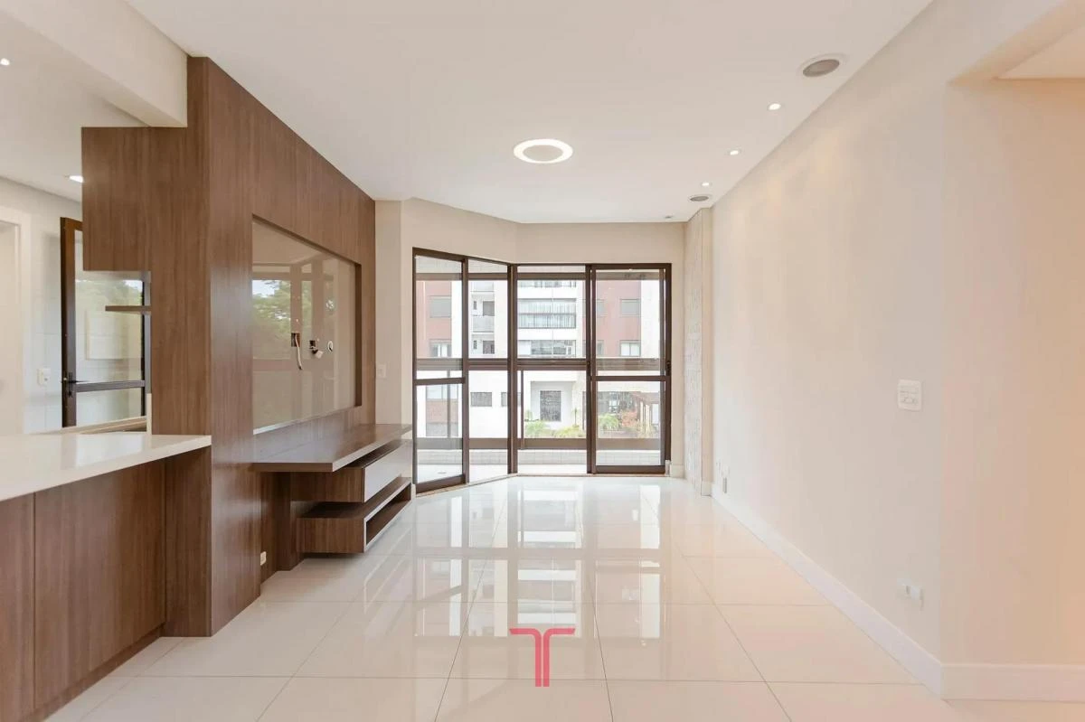 3-bedroom apartment in a building with a pool