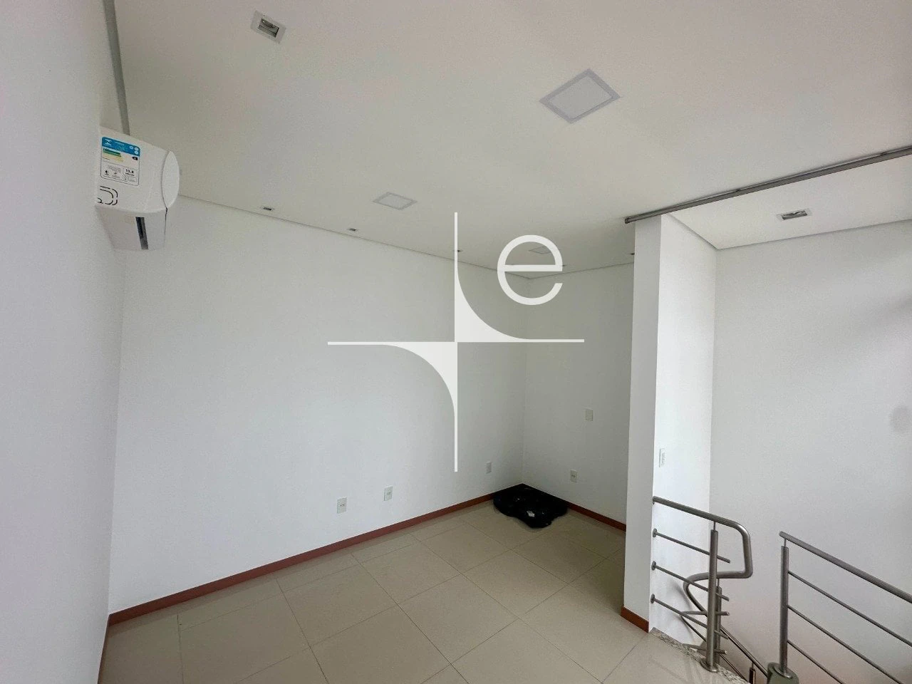 Walk-in closet in a 2-bedroom apartment, 98 m² — photo 21