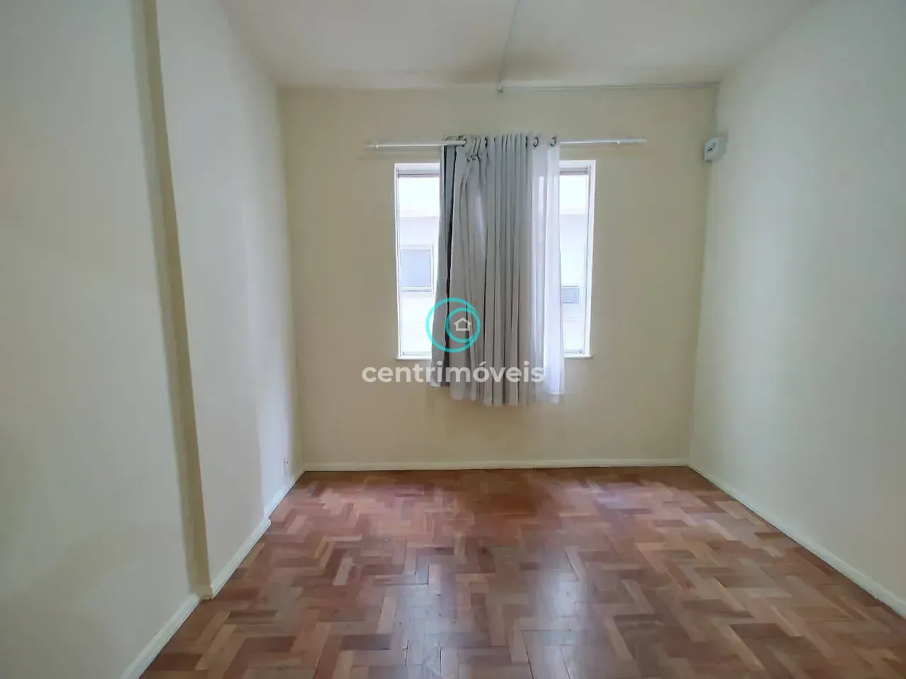 Wood or laminate floors in a one-bedroom apartment, 52 m² — photo 30