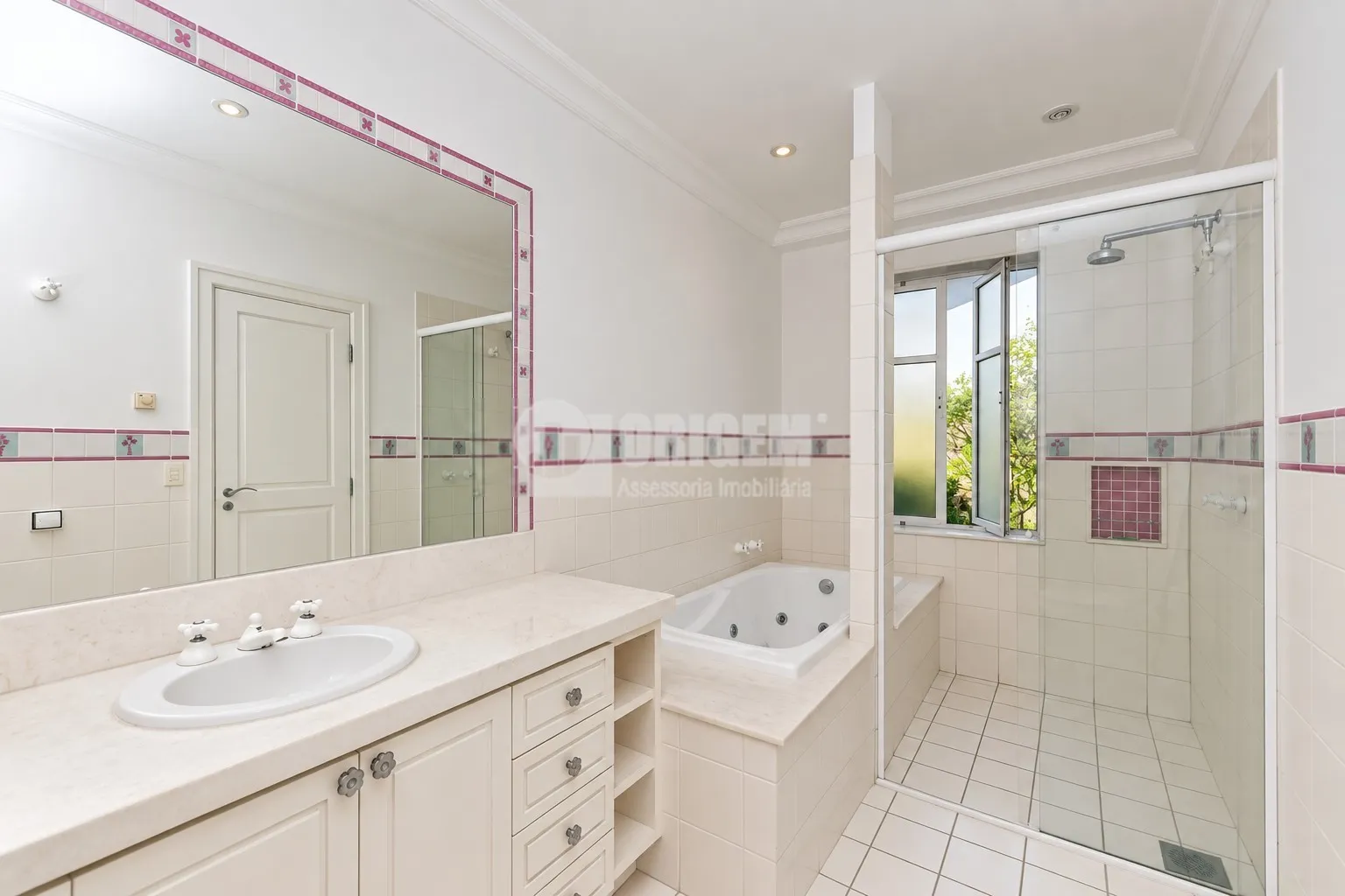 589 m² house with a bathtub and a water view — photo 59