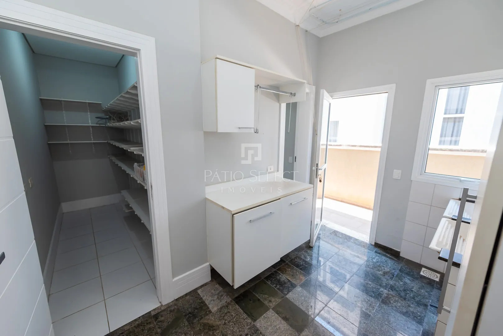 Furnished house, 305 m², with a bathtub — photo 89