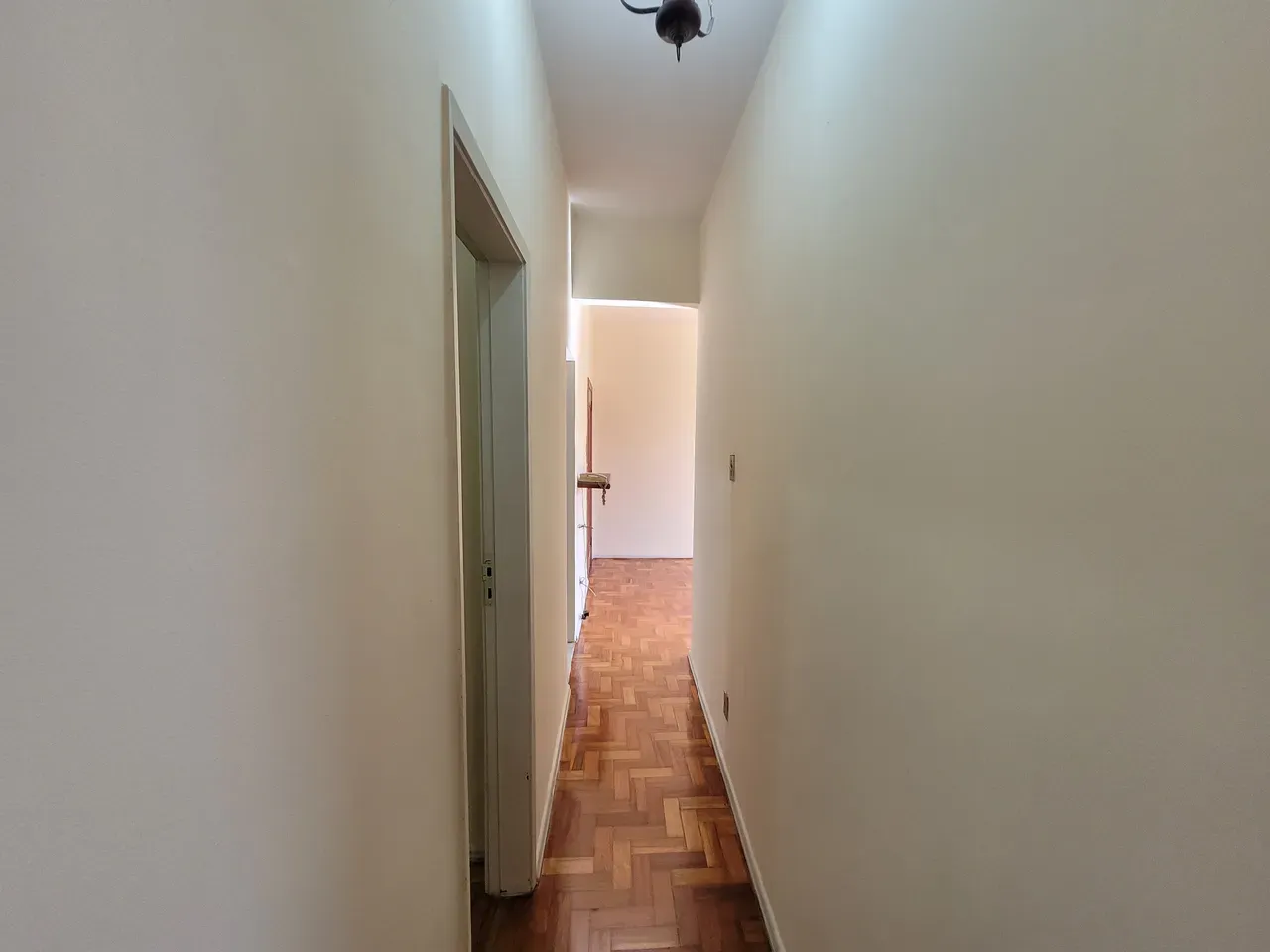 Квартира з 2 спальнями та дерев'яною підлогою або ламінатом — photo 17