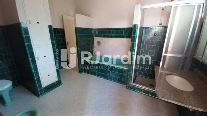 Unfurnished house with 6 bedrooms and 401 m² — photo 21