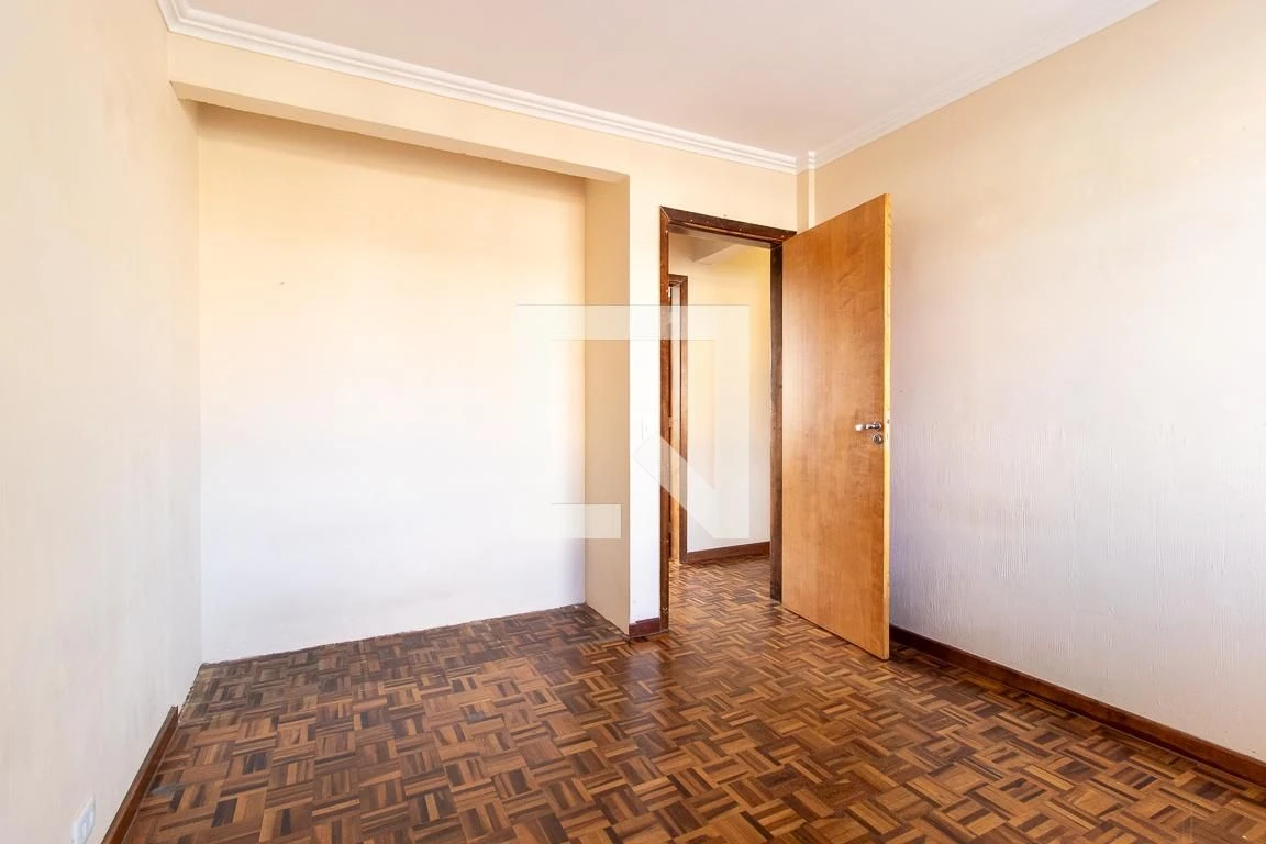 Apartamento de 3 quartos com piso de madeira ou laminado — photo 29