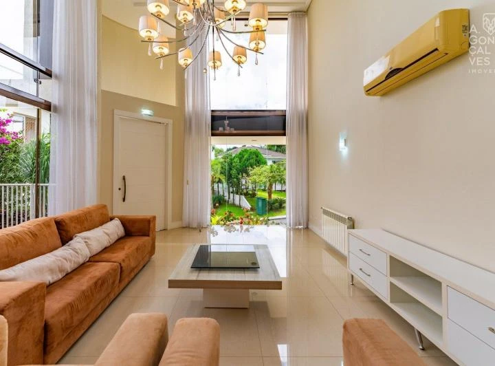 House with 654 m² and 4 bedrooms plus 6 parking spots — photo 3
