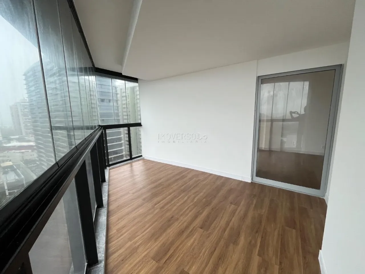 Glass-enclosed balcony in a 3-bedroom apartment, 120 m² — photo 15