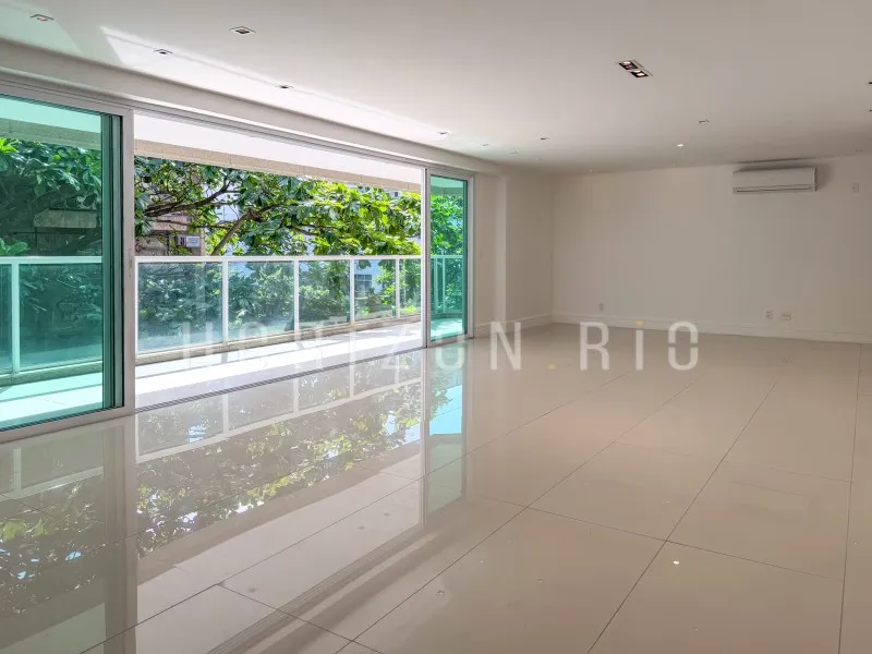 Home office in a 4-bedroom apartment, 229 m²