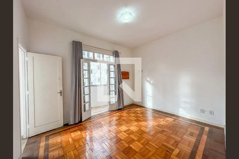 Apartamento de 3 quartos com piso de madeira ou laminado — photo 23