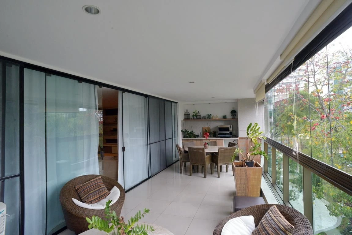 Jacuzzi in a 4-bedroom apartment, 233 m² — photo 60