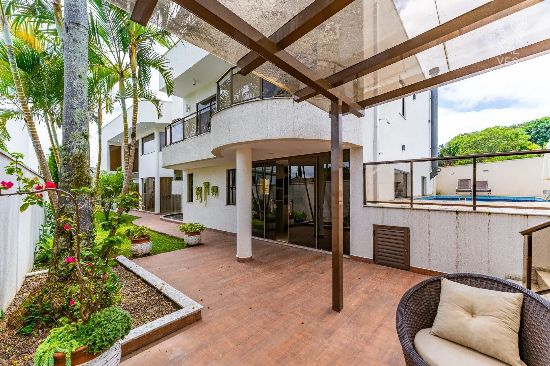 Unfurnished house with 4 bedrooms and 5 bathrooms — photo 40