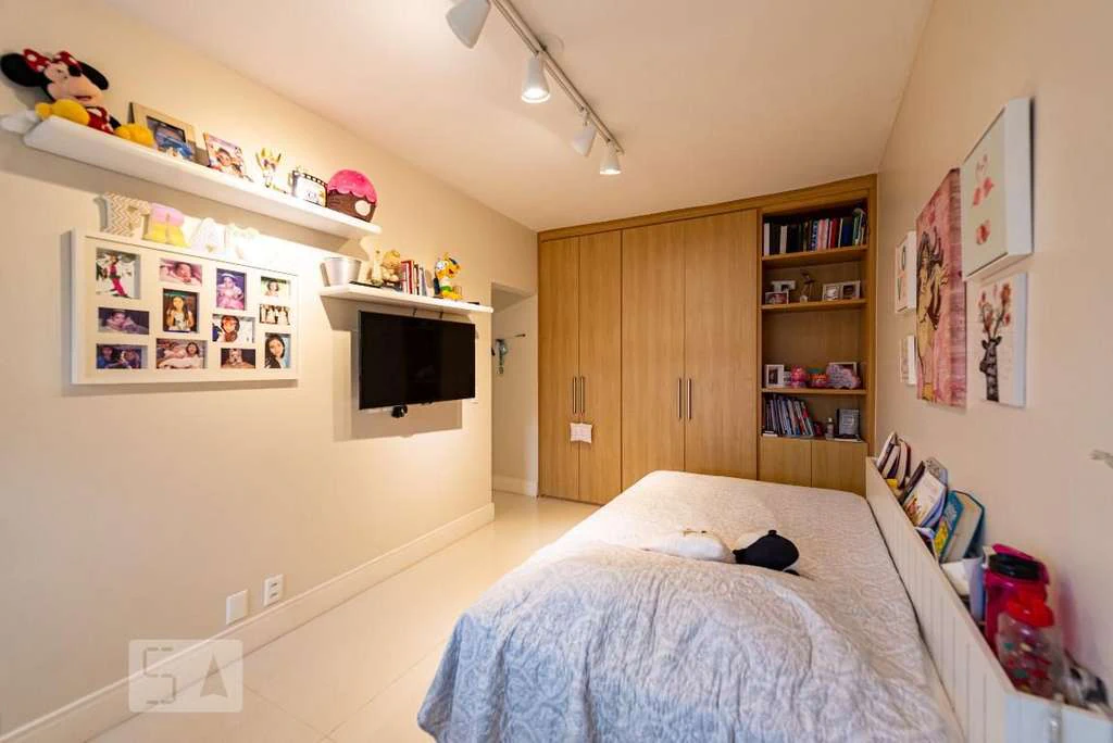 Rental apartment with 4 bedrooms and 200 m² — photo 28