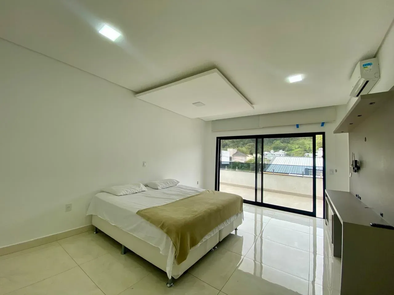 240 m² house with a garden and a bathtub — photo 11