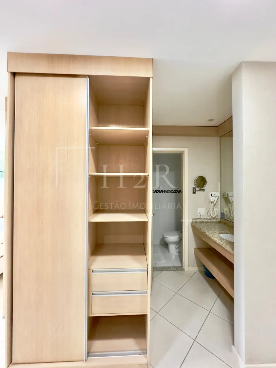 Unfurnished 1-bedroom apartment with glass shower — photo 12