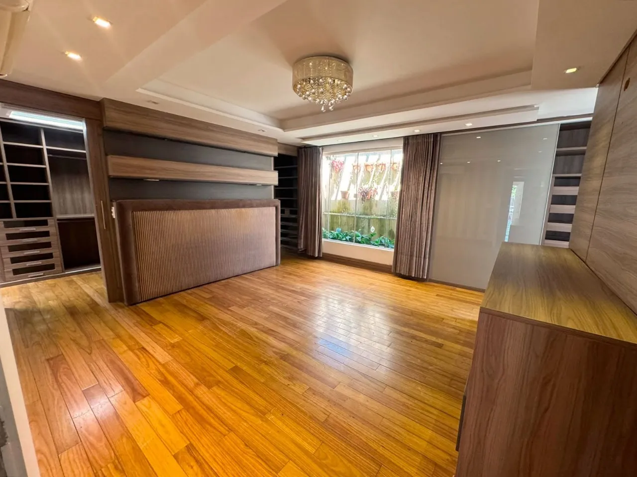 Bathtub in a 4-bedroom house, 195 m² — photo 6