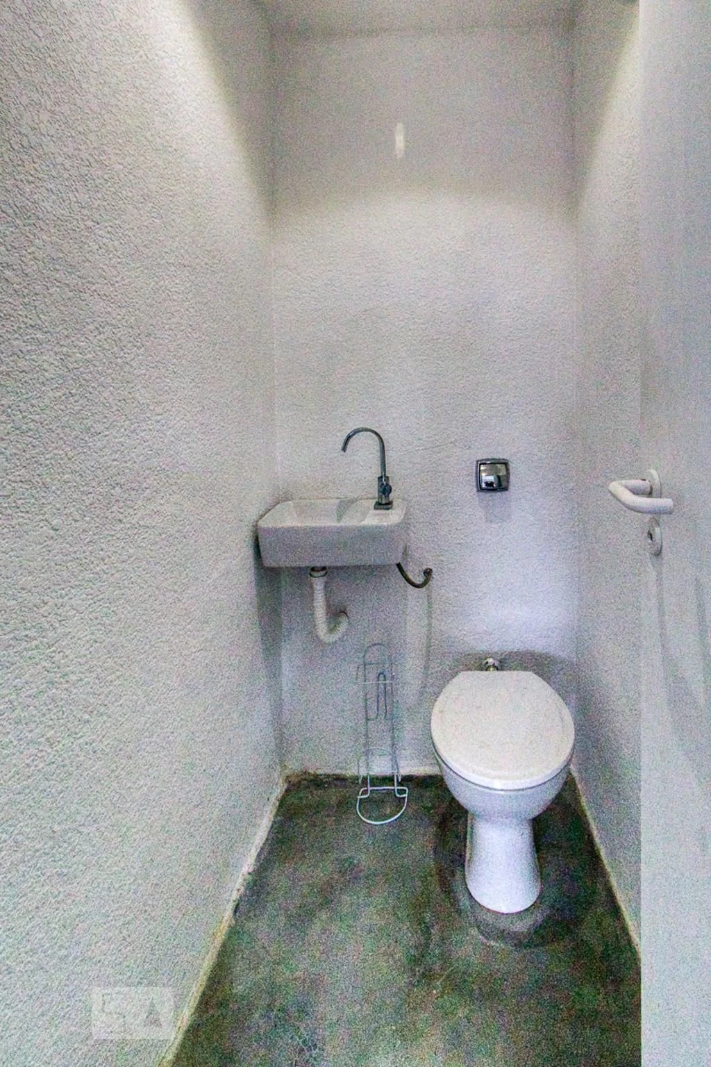 House with 3 bedrooms and 4 bathrooms with a closed kitchen — photo 33