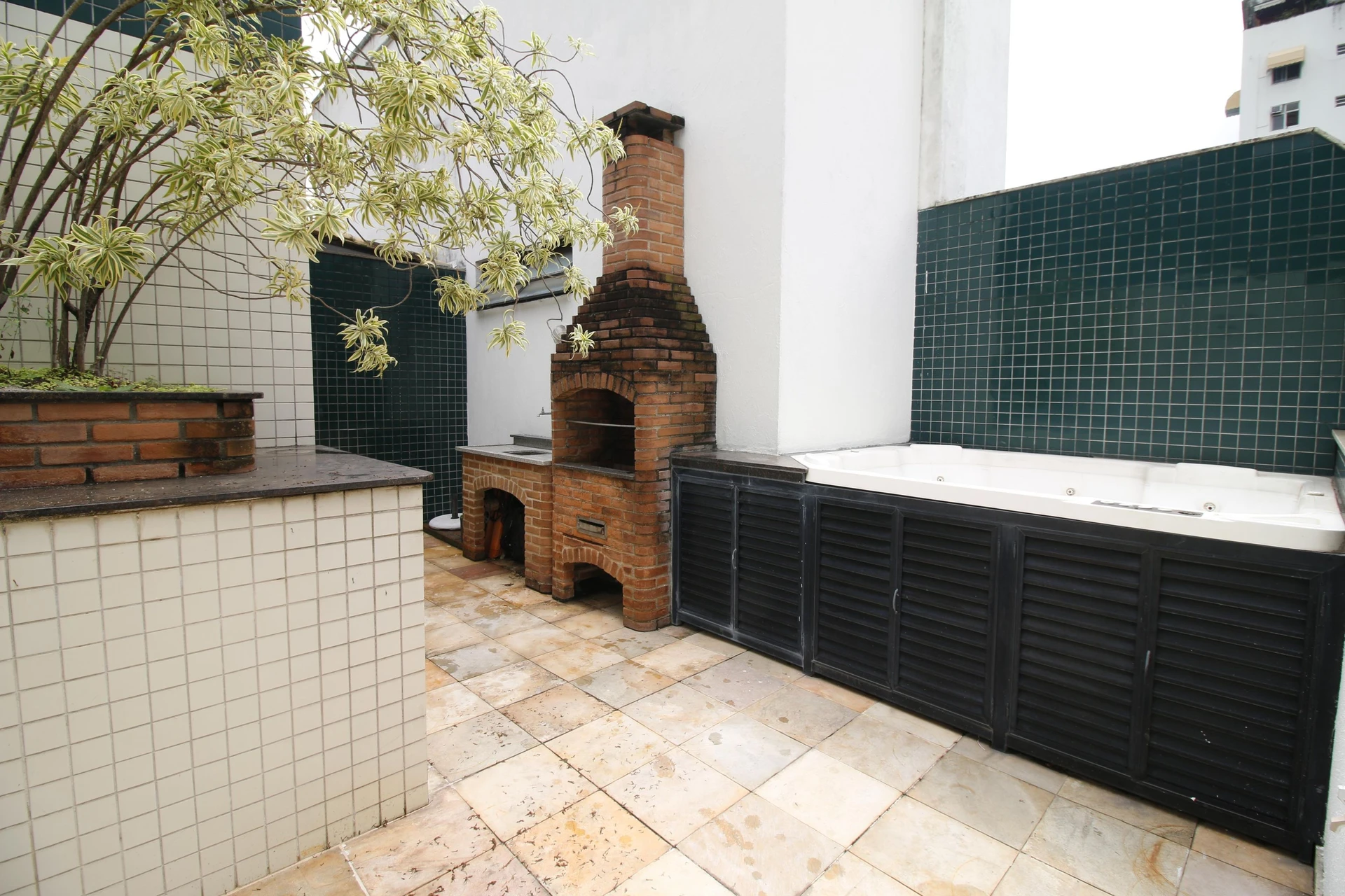 Balcony with a grill in a 4-bedroom apartment, 172 m² — photo 30