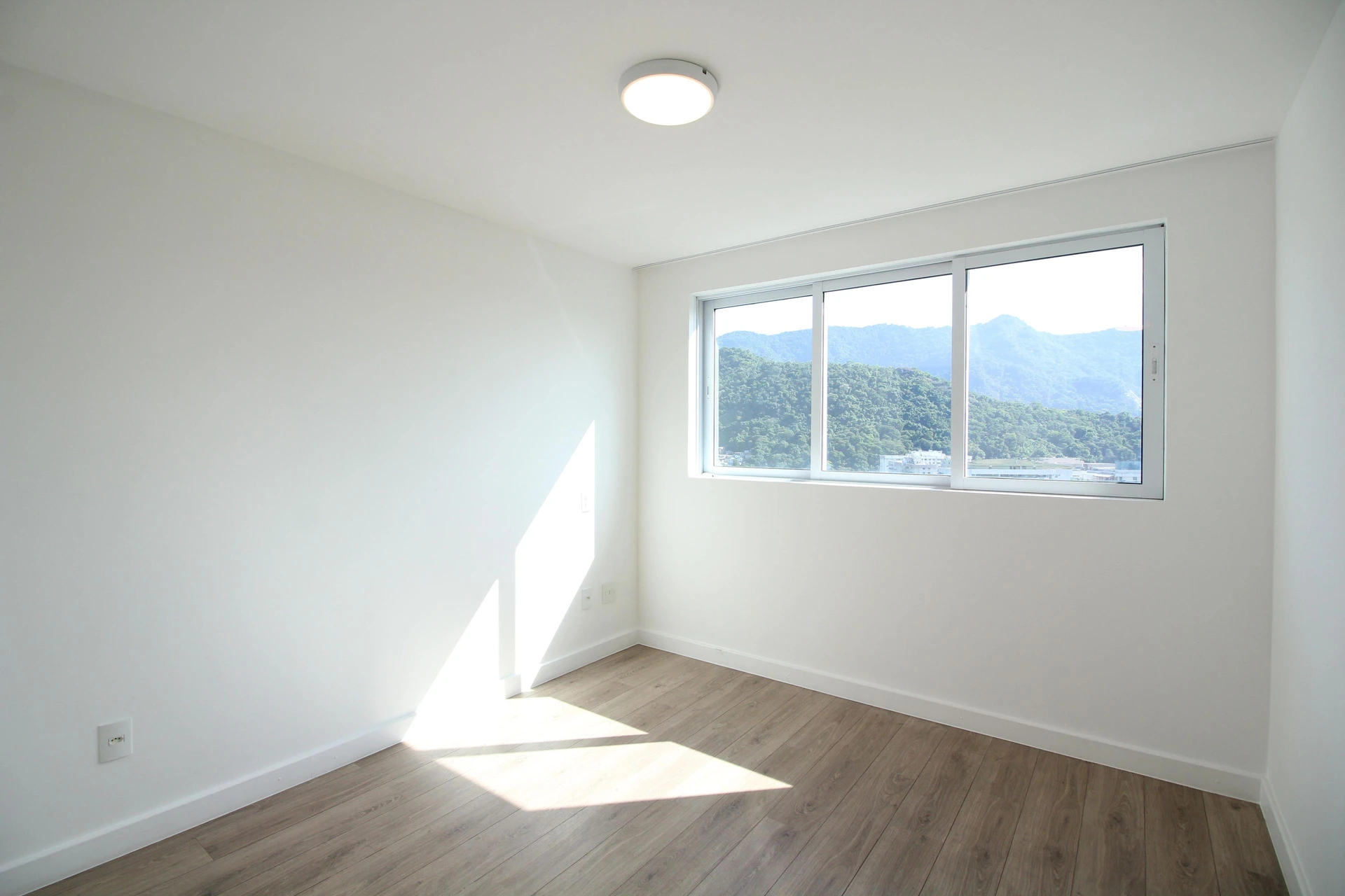 Apartamento de 2 quartos com janelas do piso ao teto — photo 33