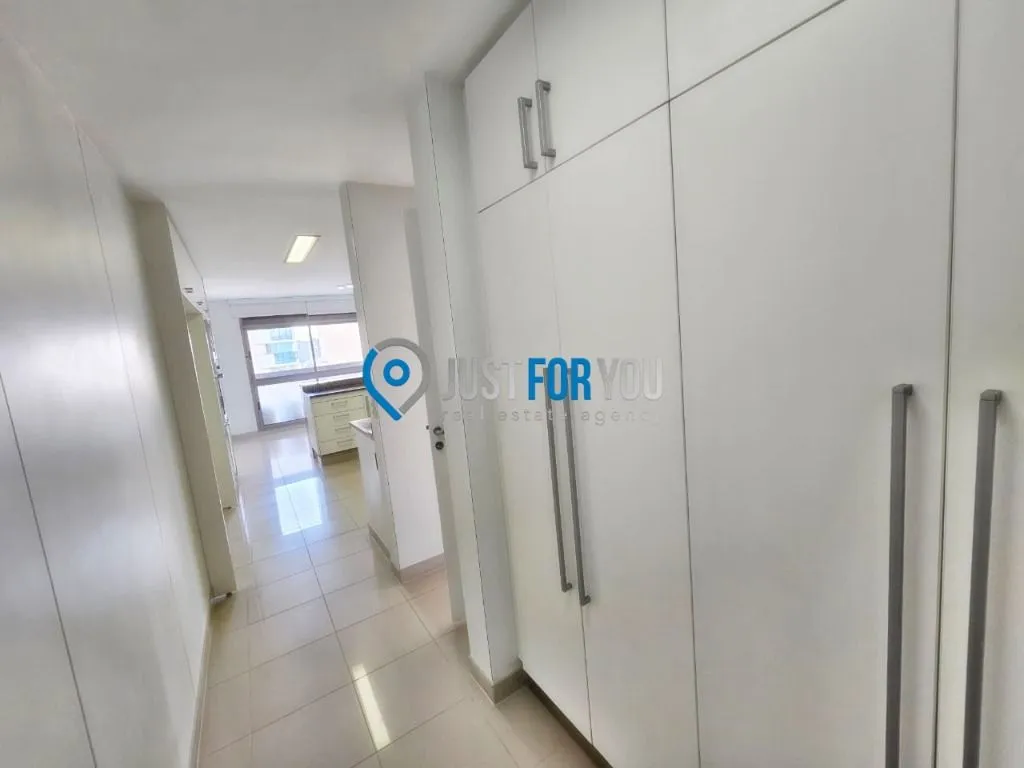 4-bedroom apartment with 233 m² and 5 bathrooms — photo 10