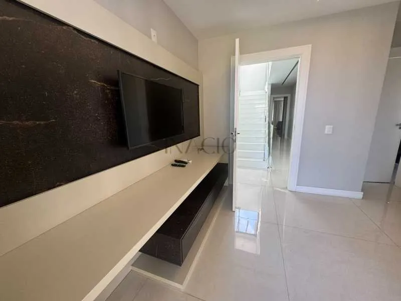 Casa com 5 quartos e 5 banheiros, cozinha planejada — photo 12