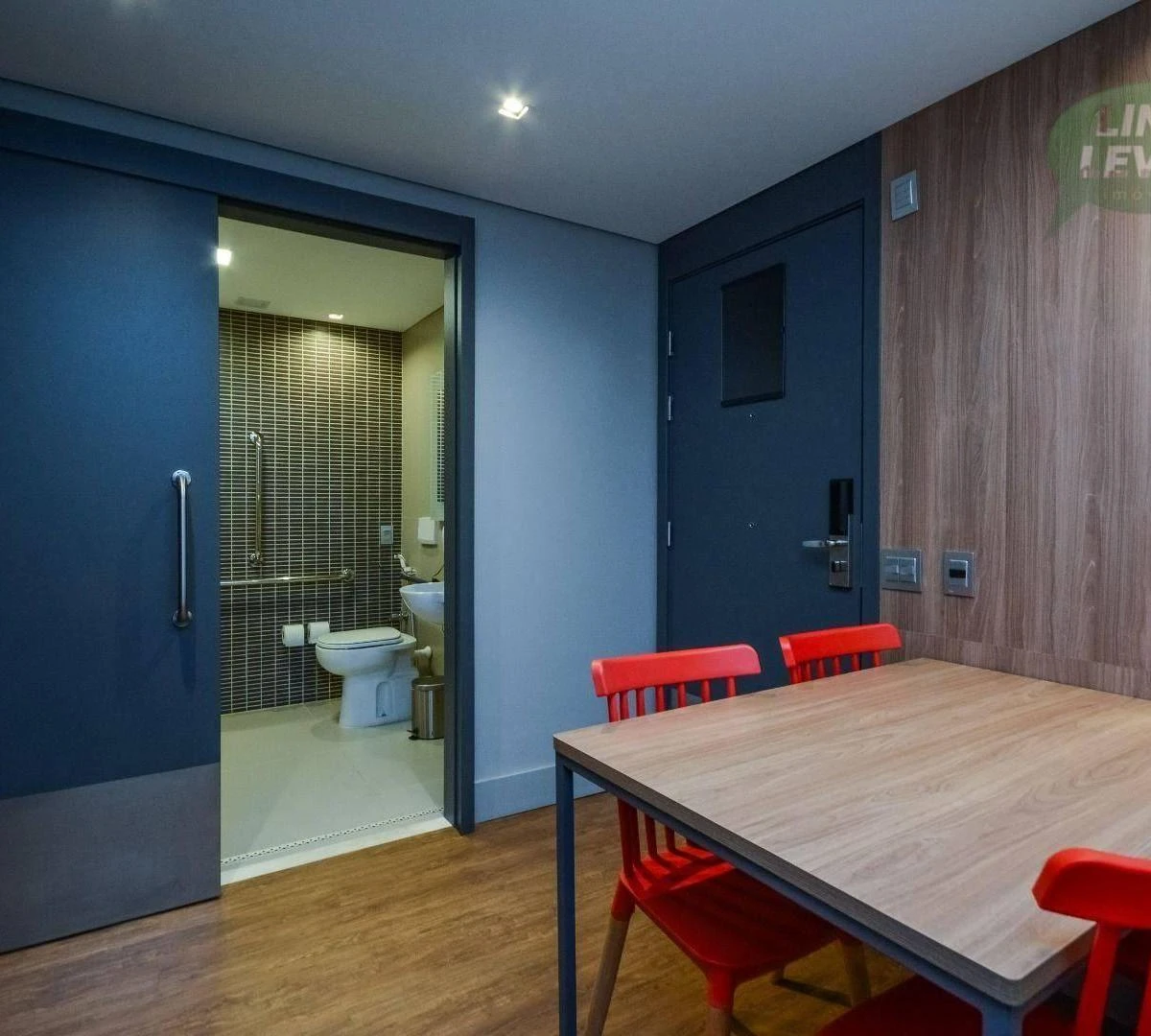 One-bedroom apartment in a building with a coworking space — photo 47
