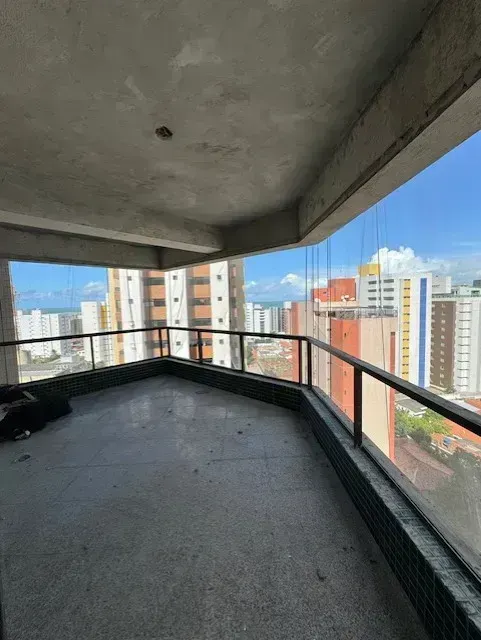 Квартира 200 м² з 4 спальнями та заскленим балконом