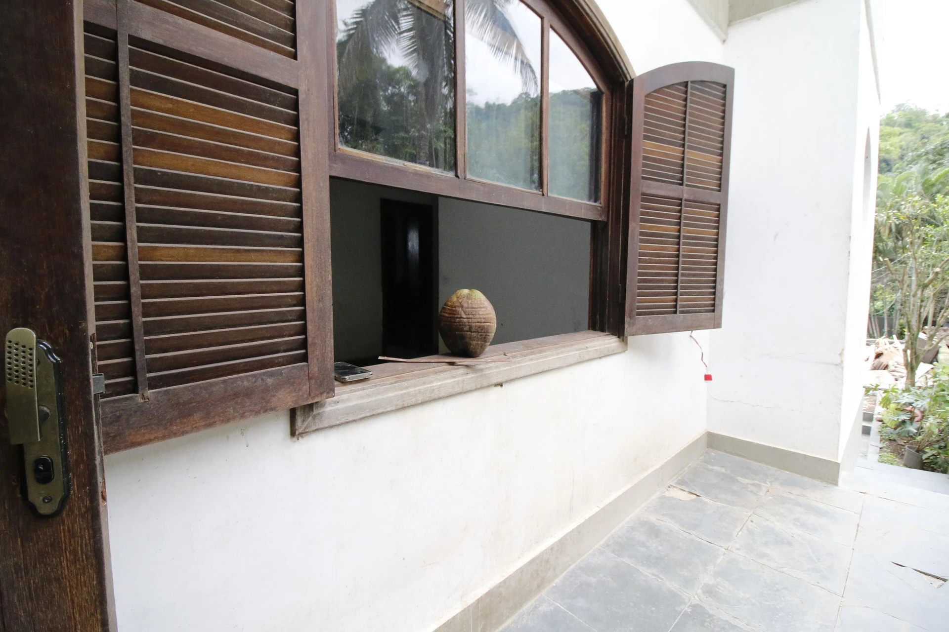 500 m² house with floor-to-ceiling windows and a bathtub — photo 42