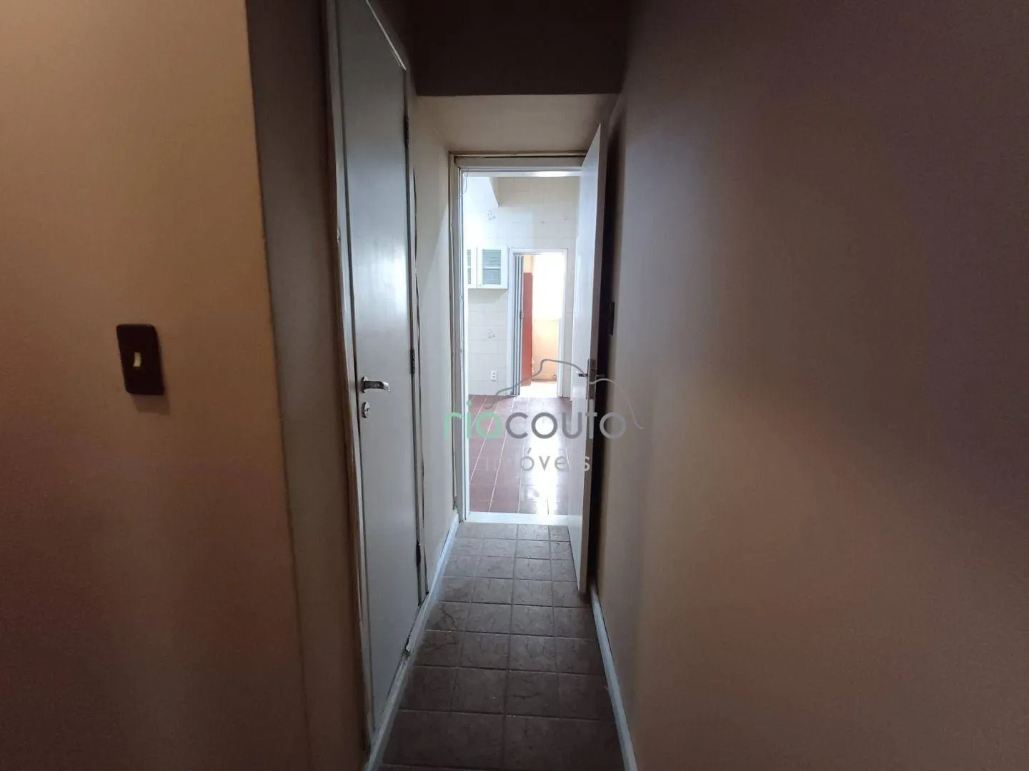 Apartamento com 3 dormitórios e piso de madeira — photo 22